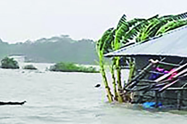 জোয়ারের পানিতে ভাসছে উপকূল