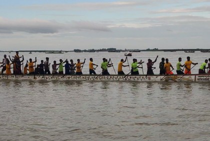 গাইবান্ধায় নৌকা বাইচ প্রতিযোগিতা  