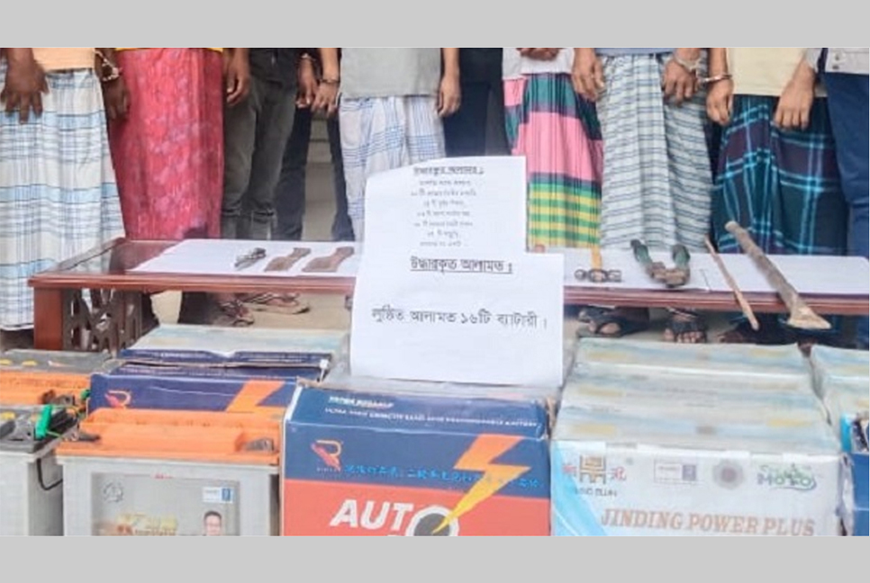 রাজধানীতে দেশীয় অস্ত্রসহ ডাকাত চক্রের ৭ সদস্য গ্রেফতার

