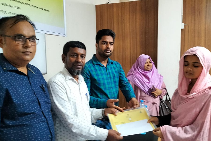 গোপালগঞ্জে দারিদ্র বিমোচন প্রকল্পের প্রশিক্ষণপ্রাপ্ত প্রান্তিক জনগোষ্ঠীর মধ্যে সনদপত্র বিতরণ