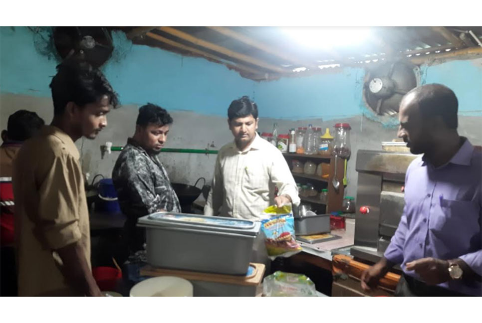 চুয়াডাঙ্গায় অস্বাস্থ্যকর পরিবেশে খাবার তৈরি অপরাধে জরিমানা