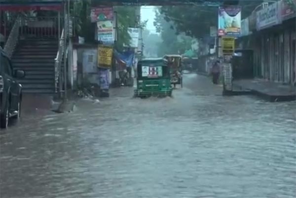 টাঙ্গাইলে সকাল থেকেই ভারি বর্ষণ, জনজীবন বিপর্যস্ত