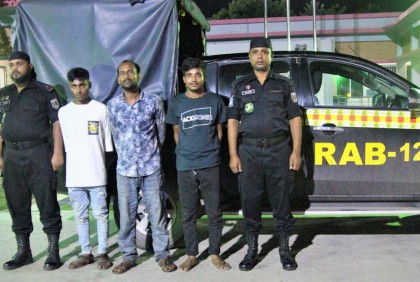 সিরাজগঞ্জে মোবাইল চোর চক্রের তিন 
সদস্য গ্রেফতার, ২৫ মোবাইল উদ্ধার