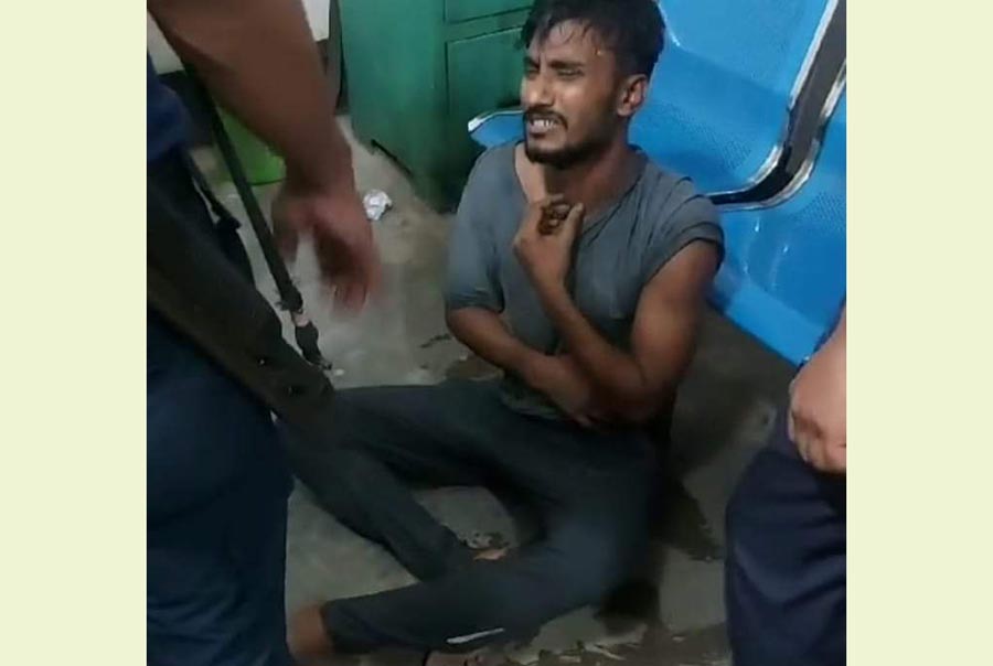 মাদারীপুরে দুই ছিনতাইকারী আটক