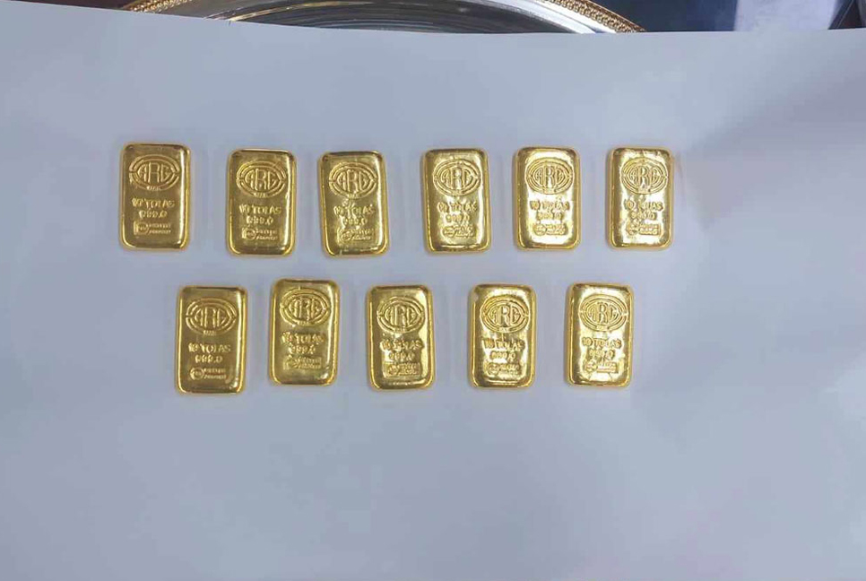 বিমানবন্দর কর্মীর কাছ থেকে ১ কোটি ২২ লাখ টাকার স্বর্ণের বার উদ্ধার

