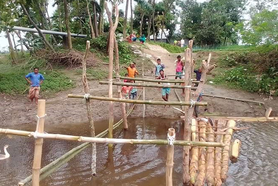 
বীরগঞ্জে এলাকাবাসীর উদ্যোগে 
স্বেচ্ছাশ্রমে বাঁশের সাকো নির্মাণ