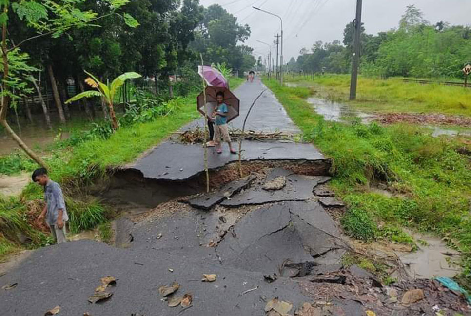 সাঁথিয়ায় ভারী বর্ষণে সড়কে ধস, যান চলাচল বন্ধ