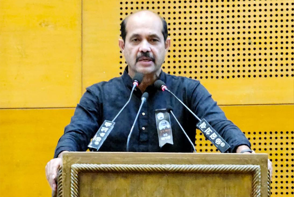 জন্ম নিবন্ধনে ভোগান্তি, গালি খেতে হয় আমাদের : মেয়র আতিক
