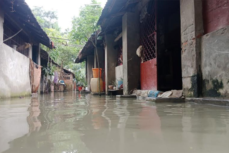 টানা বৃষ্টিতে সাতক্ষীরার ৪ উপজেলায় পানিবন্দী লক্ষাধিক পরিবার