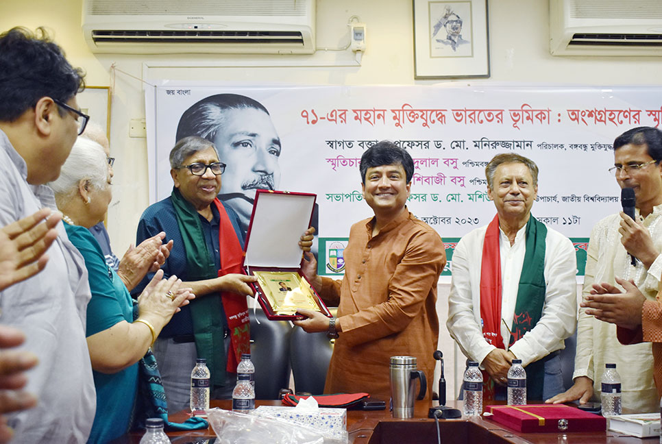 মুক্তিযুদ্ধে অবদানের জন্য ভারতের দুই চিকিৎসককে সম্মাননা