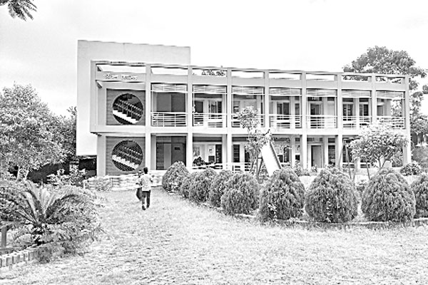 সড়কে ঝুঁকি, স্কুলে কমছে শিক্ষার্থী