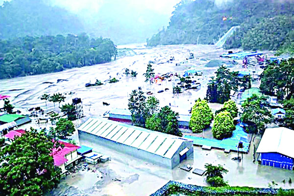 সিকিমে বিপর্যয়, পানির তোড়ে ভেসে আসছে লাশ