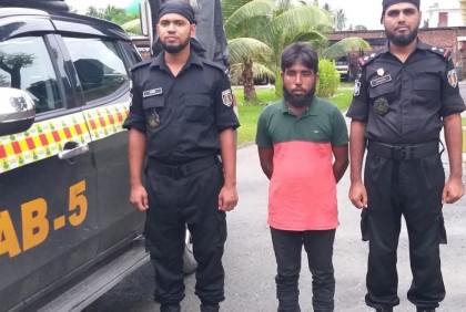 
নাটোরে ধর্ষণ মামলার পলাতক আসামি গ্রেফতার
