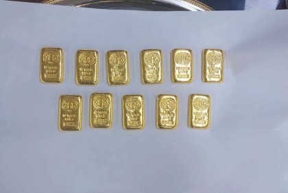 বিমানবন্দর কর্মীর কাছ থেকে ১ কোটি ২২ লাখ টাকার স্বর্ণের বার উদ্ধার

