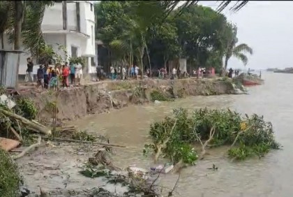 মুন্সীগঞ্জে পদ্মার তীব্র ভাঙনে বসতবাড়ি বিলীন 