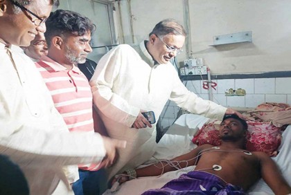 বিএনপির রোডমার্চে বাবাকে দেখে বিষপান করা ছাত্রলীগ নেতার পাশে তথ্যমন্ত্রী