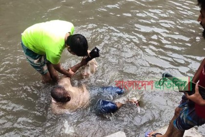 কালিয়াকৈরে অতিবর্ষণে তলিয়ে গেছে রাস্তা, ঘরে হাটু পানি