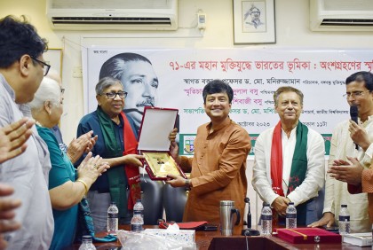 মুক্তিযুদ্ধে অবদানের জন্য ভারতের দুই চিকিৎসককে সম্মাননা