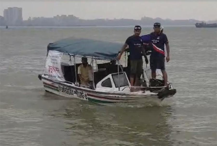 মেঘনায় ট্রলার ডুবির ঘটনায় নারীর মরদেহ উদ্ধার, নিখোঁজ ৫