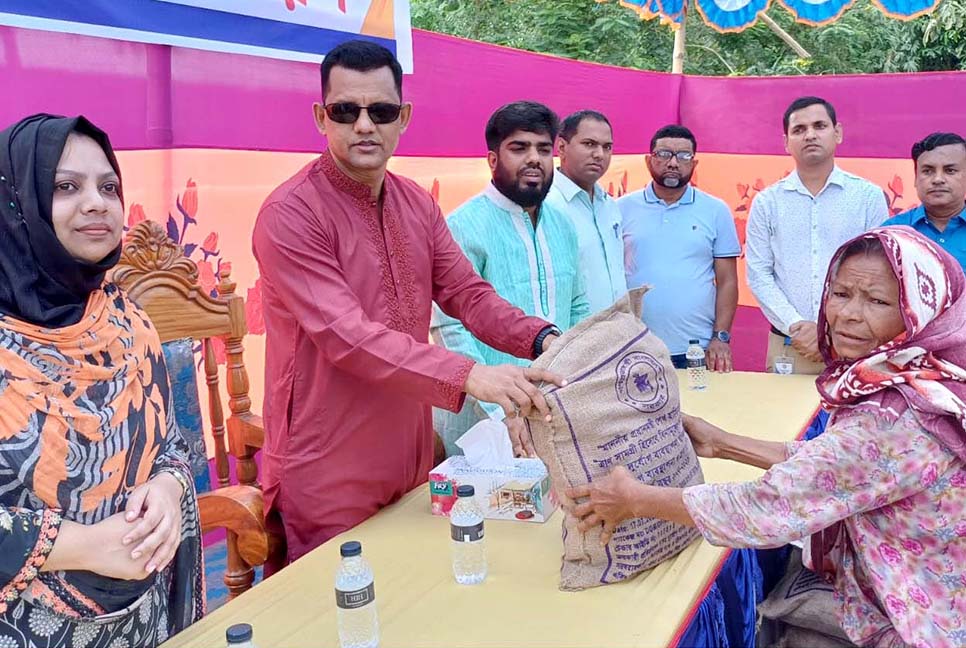 বগুড়ায় অতিবর্ষণে ক্ষতিগ্রস্ত পরিবারের মাঝে ত্রাণ বিতরণ

