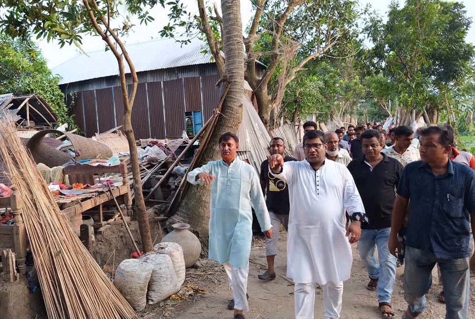 বোয়ালমারীর গ্রামে গ্রামে ঘুরে ঝড়ে ক্ষতিগ্রস্তদের পাশে থাকার আশ্বাস আরিফুর রহমান দোলনের


