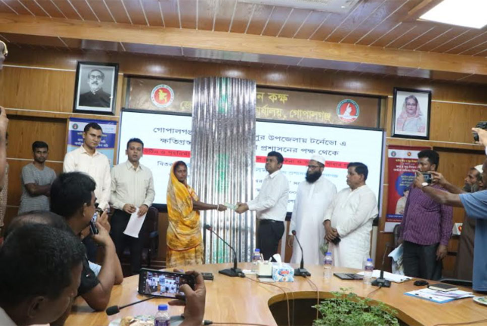 মুকসুদপুরে ঘূর্ণিঝড়ে ক্ষতিগ্রস্ত ৭৭ পরিবারকে সহায়তা 