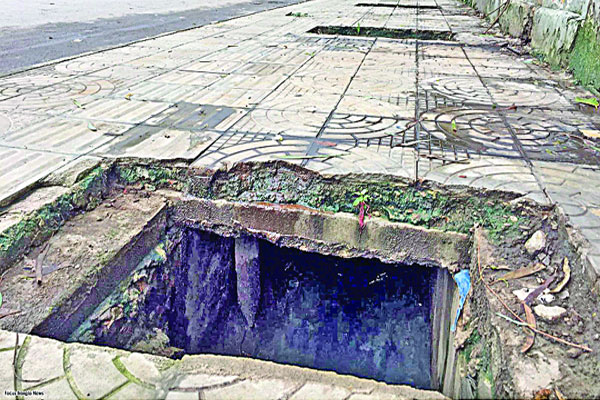 রাজধানীর ব্যস্ততম আরামবাগ সড়কের ফুটপাতে ঢাকনাবিহীন ম্যানহোল