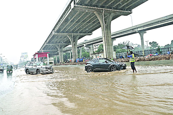 টানা বৃষ্টি-জলাবদ্ধতায় বিপাকে রাজধানীর নিম্ন আয়ের মানুষ