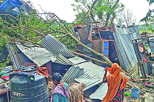 ঘূর্ণিঝড়ে বিধ্বস্ত গোপালগঞ্জ ফরিদপুর, নিহত ১