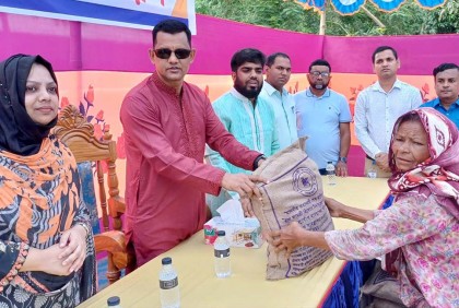 বগুড়ায় অতিবর্ষণে ক্ষতিগ্রস্ত পরিবারের মাঝে ত্রাণ বিতরণ

