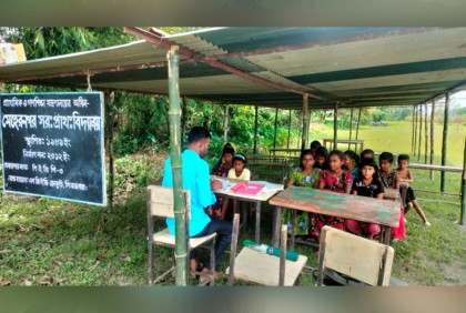 নদীগর্ভে নয়টি স্কুল ভবন, টিনের ছাউনিতে ক্লাস