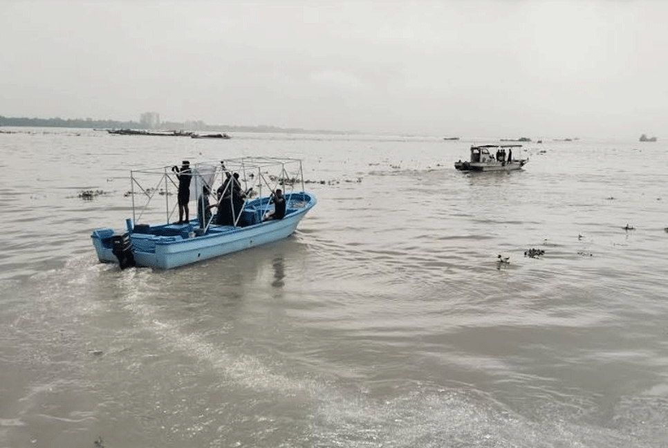 মেঘনায় ট্রলারডুবি: এক শিশুর মরদেহ উদ্ধার, নিখোঁজ আরও ৪