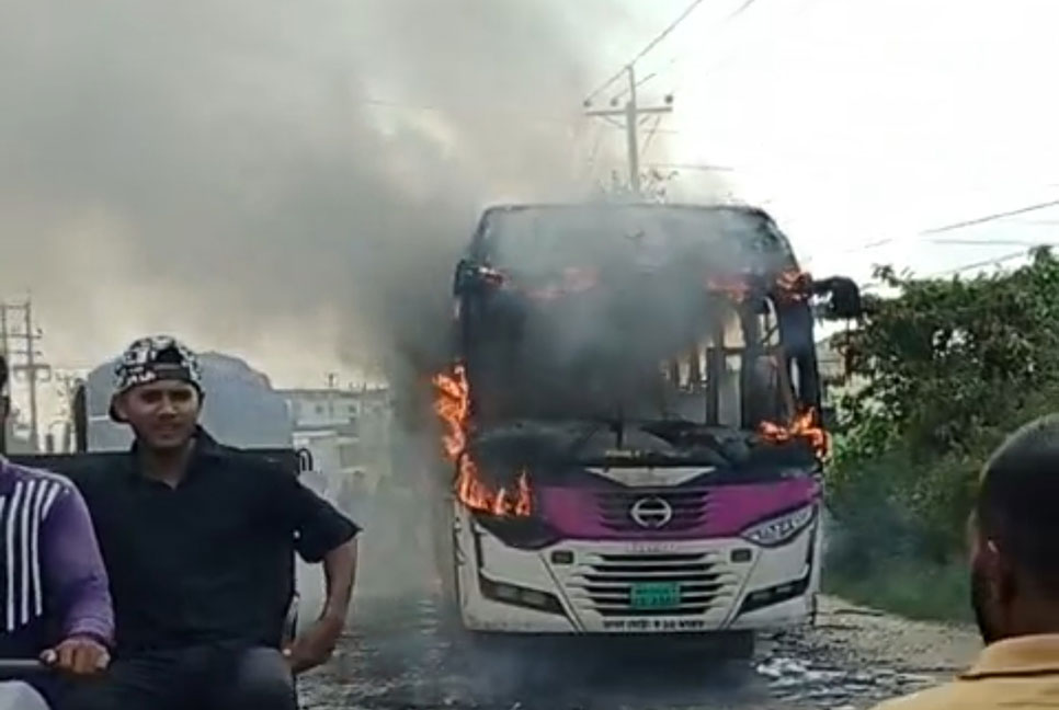 রূপগঞ্জে যাত্রীবাহী বাসে আগুন, আহত ১২