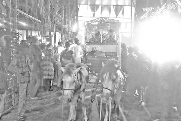বর এলো ঘোড়ার গাড়িতে