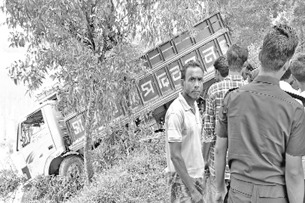 সড়কে এনএসআই সদস্যসহ ১০ জনের প্রাণহানি
