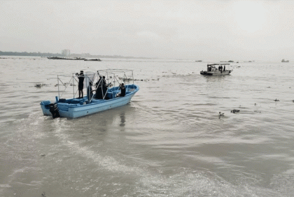 মেঘনায় ট্রলারডুবি: এক শিশুর মরদেহ উদ্ধার, নিখোঁজ আরও ৪