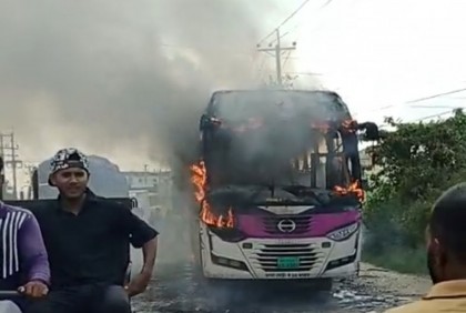 রূপগঞ্জে যাত্রীবাহী বাসে আগুন, আহত ১২