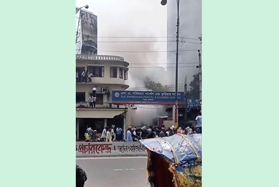 কাকরাইলে এসএ পরিবহন কার্যালয়ে আগুন