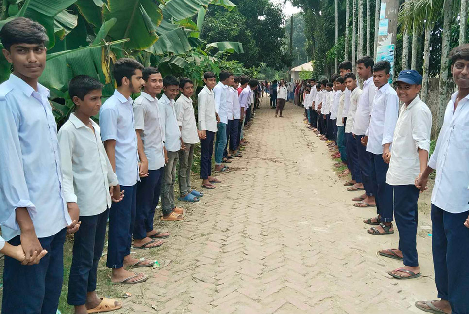 বাগাতিপাড়ায় স্কুলছাত্র হত্যায় দোষীদের ফাঁসির দাবিতে মানববন্ধন
