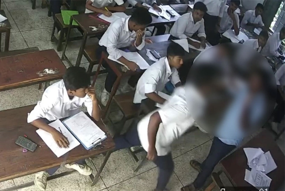 পরীক্ষার খাতা কেড়ে নেওয়ায় শিক্ষককে থাপ্পড় মারলো ছাত্র!