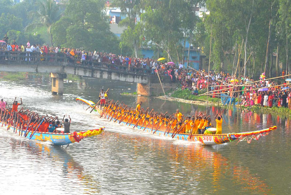 বগুড়ায় করতোয়া নদীতে নৌকা বাইচে লাখো মানুষের ঢল