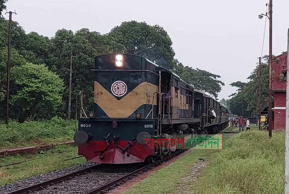 ট্রেনে ঢাকা যাওয়ার অপেক্ষায় কুষ্টিয়া অঞ্চলের মানুষ