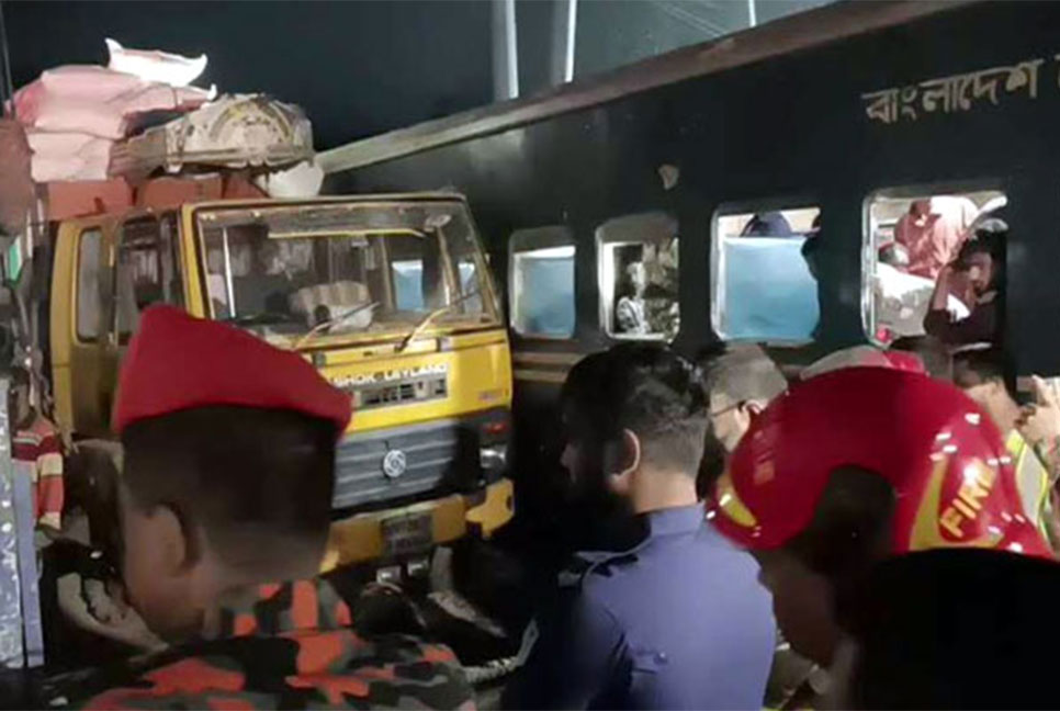 ময়মনসিংহে ট্রাকে ট্রেনের ধাক্কায় একজন নিহত, রেল যোগাযোগ বন্ধ