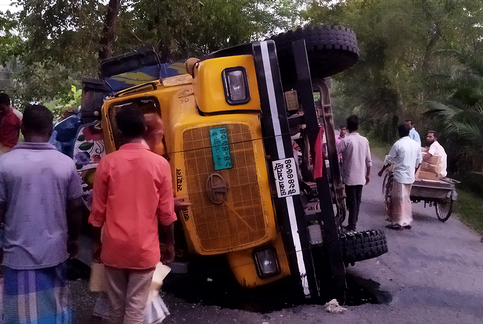 সড়কের মাঝে ট্রাক উল্টে আহত ৩