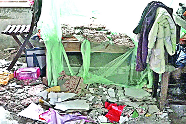 বি এম কলেজের হলে ঝুঁকি নিয়ে ছাত্রদের বসবাস