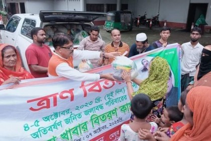 ফুলপুরে জলাবদ্ধ এলাকায় ত্রাণ বিতরণ 