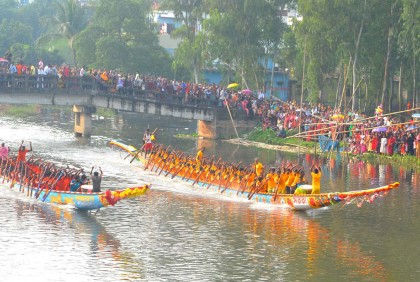 বগুড়ায় করতোয়া নদীতে নৌকা বাইচে লাখো মানুষের ঢল