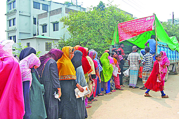 রাজধানীর কামরাঙ্গীরচরে ওএমএসের চাল ও আটা কিনছে মানুষ