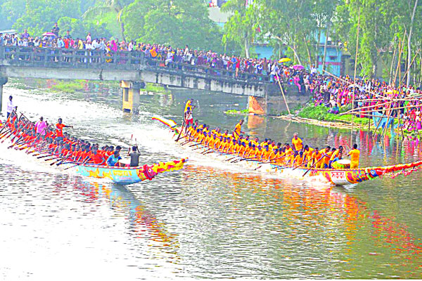 করতোয়ায় নৌকাবাইচে মানুষের ঢল