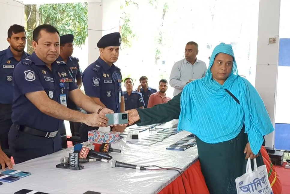 সাতক্ষীরায় ২৭০ মোবাইল উদ্ধার করে প্রকৃত মালিকের কাছে হস্তান্তর পুলিশের